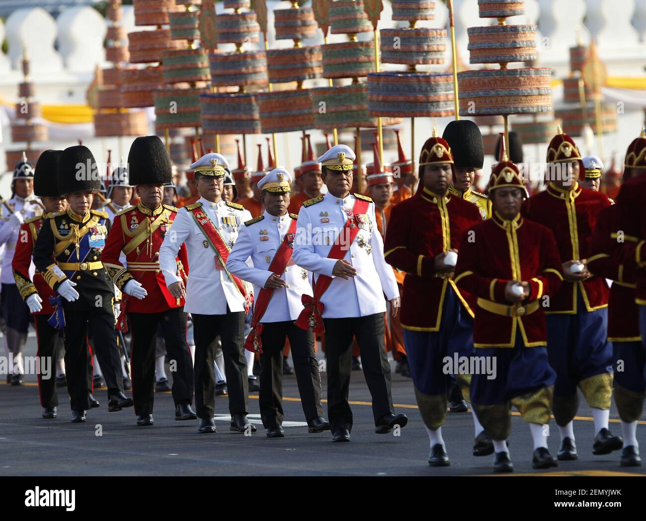 Thailands Premierminister Prayut Chan-o-cha (weißes Hemd vorne) sah marschieren als Thailands König Maha Vajiralongkorn Bodindradebayavarangkun (Rama X) wird in einem goldenen Palanquin während der Krönungsprozession auf dem Land getragen, um die Stadt zu umkreisen, um den Menschen die Möglichkeit zu geben, zu besuchen und Hommage an ihren neuen König zu zahlen. (Foto von Chaiwat Subprasom / SOPA Images/Sipa USA) Stockfoto