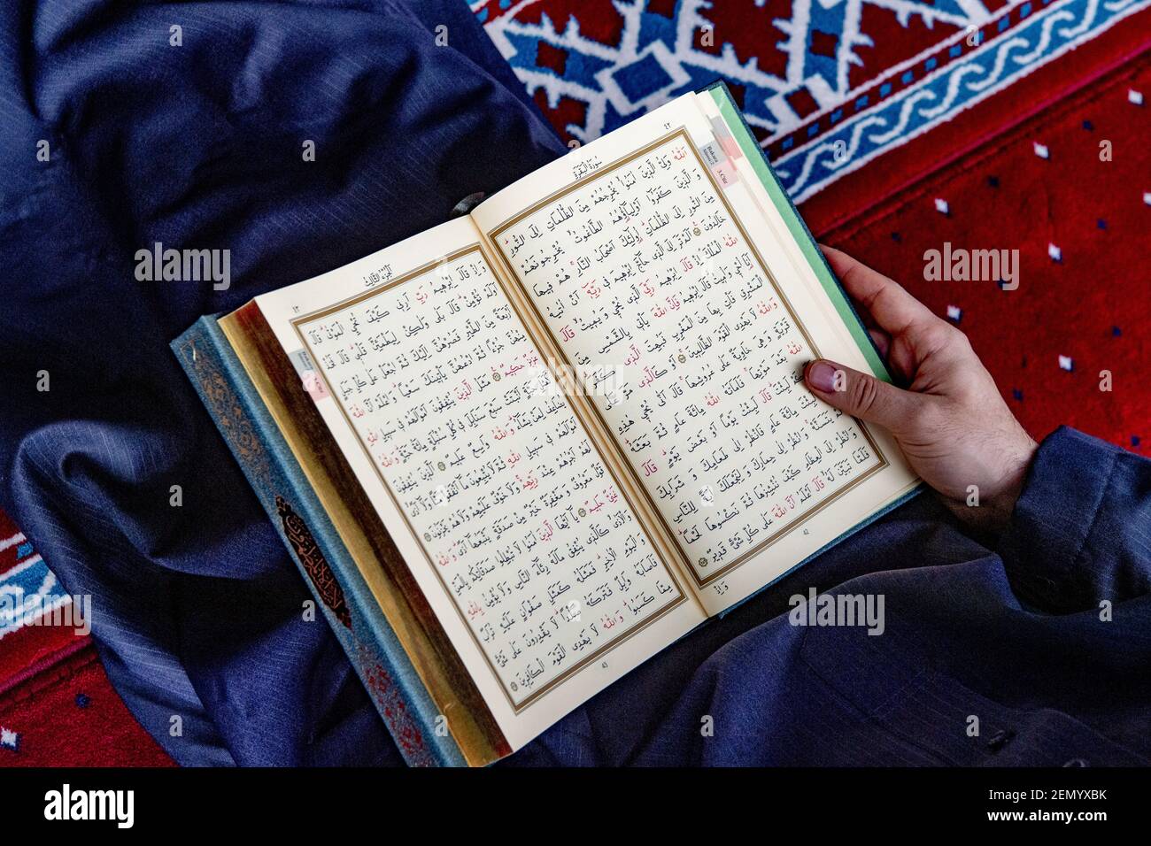 ROTTERDAM Beginn des ramadan in der Mevlana Moschee in Rotterdam