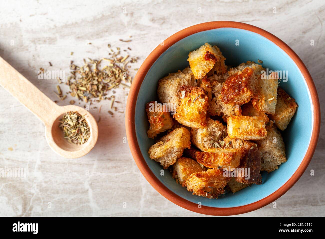 Nahaufnahme flach Lay Bild von hausgemachten Croutons in einer Schüssel.  Die Brotwürfel wurden im Ofen knusprig gebacken und in Olivenöl oder Butter  getaucht und fertig gestellt Stockfotografie - Alamy