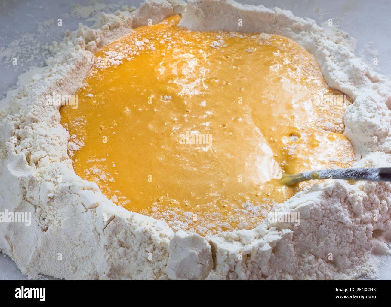 Hausgemachte Speisen, rohe Hühnereier und hausgemachte Pasta mit Mehl auf weißem Hintergrund. Stockfoto
