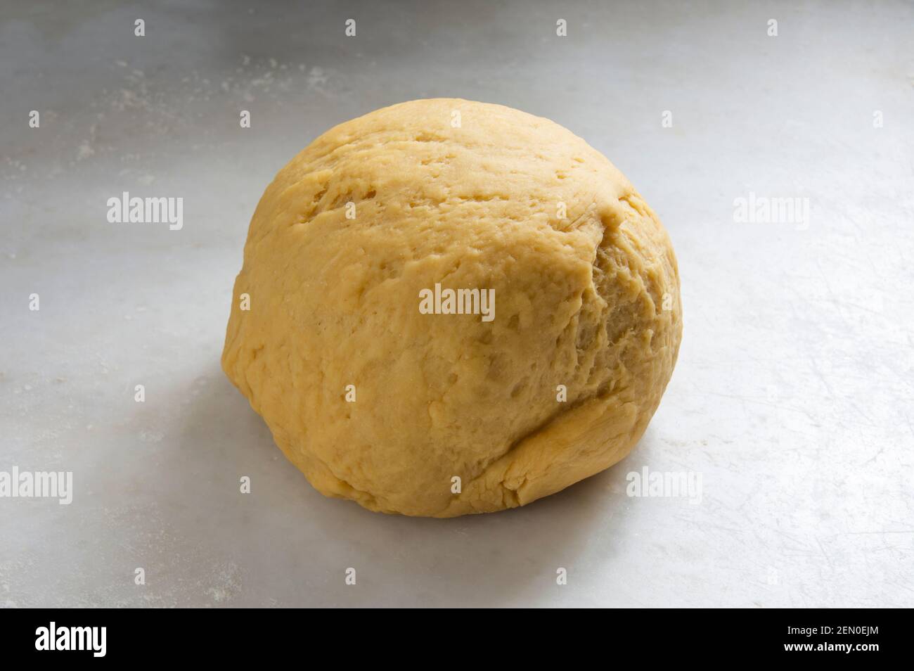 Zubereitung hausgemachter Pasta-Teig auf weißem Marmor Hintergrund. Stockfoto