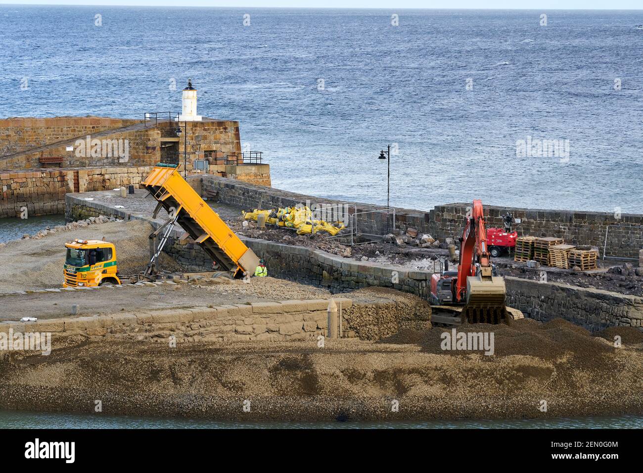 Banff Harbour, Aberdeenshire, Großbritannien. Februar 2021, 25th. VEREINIGTES KÖNIGREICH. Dies ist die aktuelle Szene in Banff, da Reparaturen bis zum teilweisen Einsturz im Jahr 2017 beginnen. Lochshell Engineering von Wick wurde £1,3m mit der Reparatur beauftragt. Um die Piers etc. Zu reparieren, müssen sie eine temporäre V-förmige Wassersperre bauen, die den Zugang in den Hafen oder aus dem Hafen nicht erlaubt, bis sie am 18. August 2021 hoffentlich fertig ist. Quelle: JASPERIMAGE/Alamy Live News Stockfoto