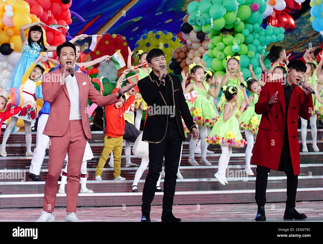 (Von links) der südkoreanische Singer-Songwriter und Schauspieler Jung Ji-hoon, besser bekannt unter seinem Künstlernamen Rain, der chinesische Sänger Zhang Jie und der singapurische Sänger JJ Lin treten beim Asian Culture Carnival der Conference on Dialogue of Asian Civilizations (CDAC) am 14. Mai 2019 in Peking, China, auf. (Foto von Ye liangjun - Imaginechina/Sipa USA) Stockfoto