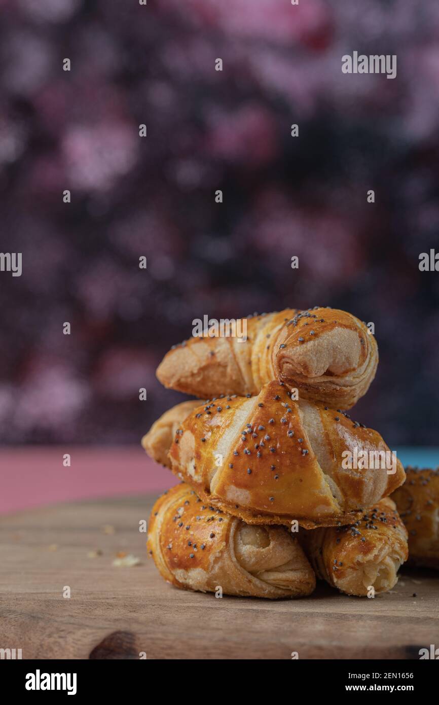 Kleine Croissant-Kekse auf einem Holzbrett Stockfoto