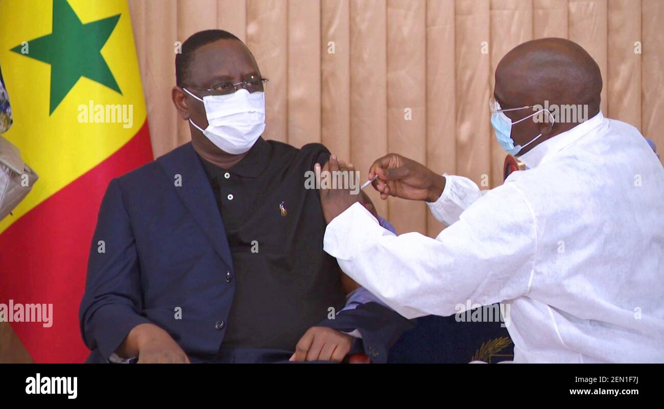 Dakar. Februar 2021, 25th. Screenshot aus einem Video vom 25. Februar 2021 zeigt, dass der senegalesische Präsident Macky Sall (L) seine erste Dosis COVID-19-Impfstoff erhält, der von Chinas Sinopharm im Präsidentenpalast in Dakar, Senegal, hergestellt wurde. Quelle: Xinhua/Alamy Live News Stockfoto