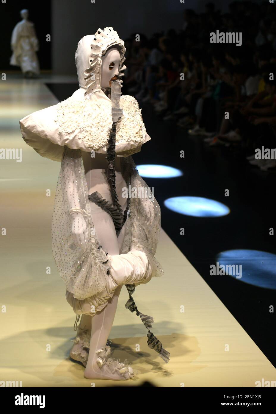 Ein Modell zeigt eine neue Kreation mit traditionellen chinesischen Elementen auf einer Absolventenmodenschau in Ji'nan, Ostchinas Provinz Shandong, 17. Mai 2019. (Foto von Wang feng - Imaginechina/Sipa USA) Stockfoto