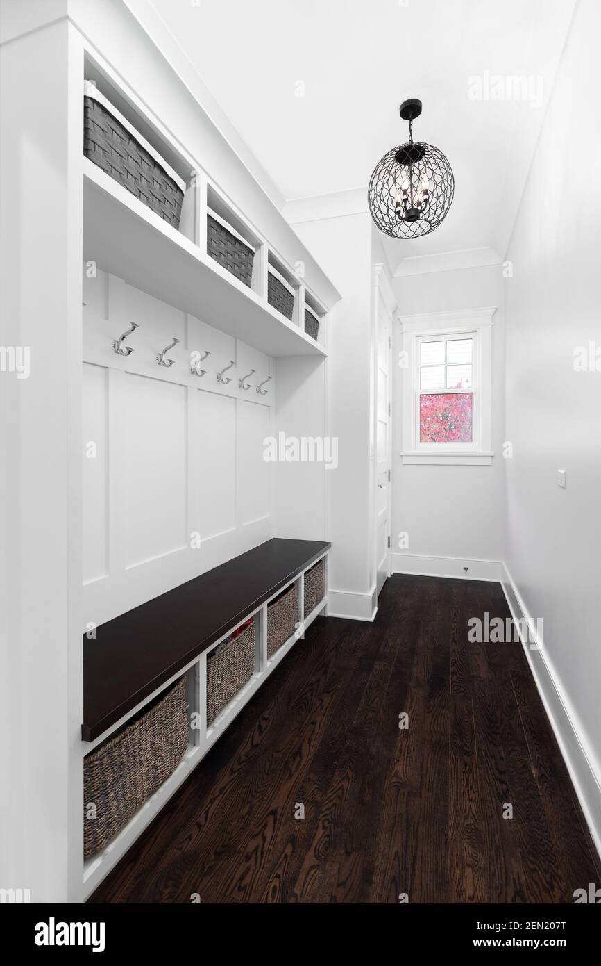 Ein luxuriöser Raum mit Schlamm, eingebauten Sitzbänken, Kleiderhaken und Mülleimern in kleinen Würfeln zur Aufbewahrung. Stockfoto