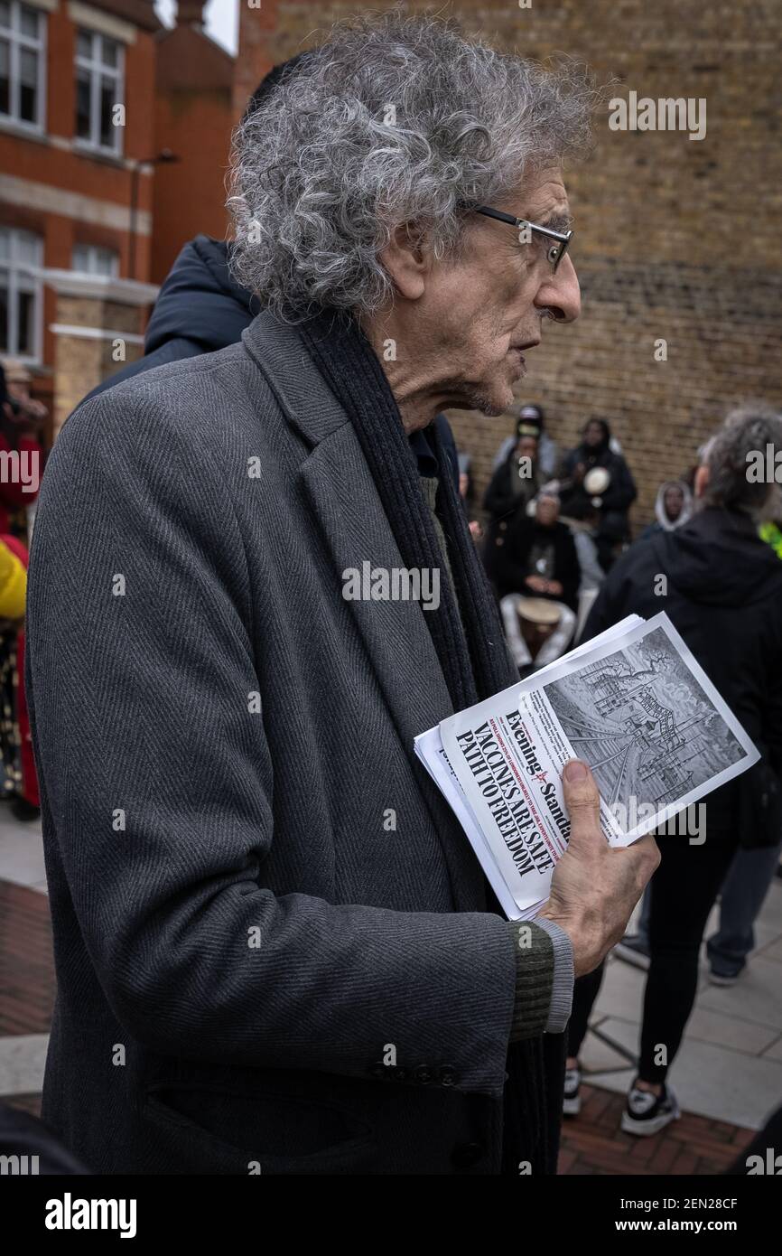 Piers Corbyn nimmt an einem Anti-Lockdown-Musikereignis in Brixton Teil und verteilt sein umstrittenes Covid-19 'Auschwitz-Flugblatt'. London, Großbritannien. Stockfoto