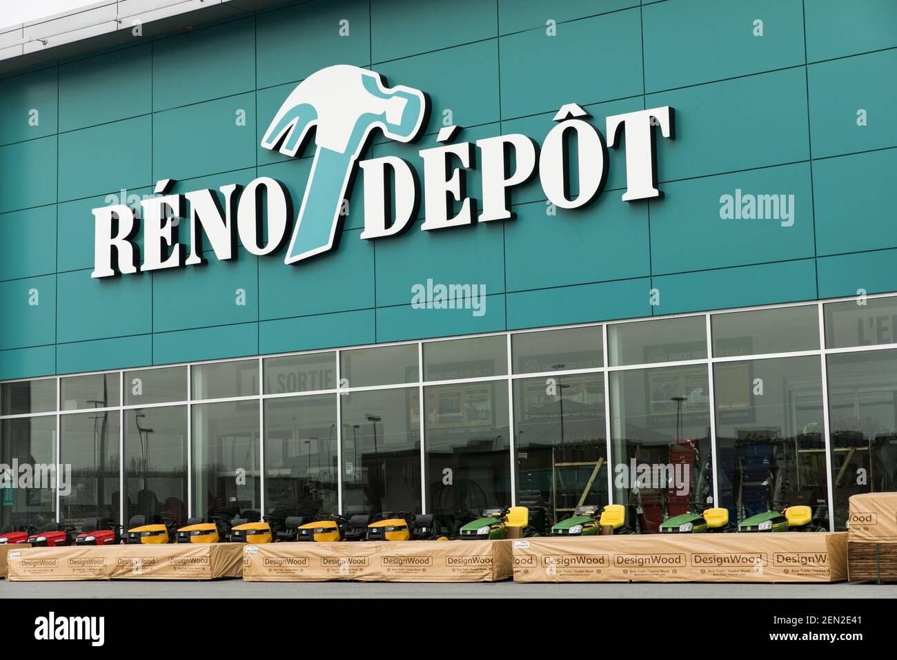 Ein Logo Vor Einem Reno Depot Einzelhandelsgeschaft In Vaudreuil Dorion Quebec Kanada Am 21 April 2019 Foto Von Kristoffer Tripplaar Sipa Usa Stockfotografie Alamy