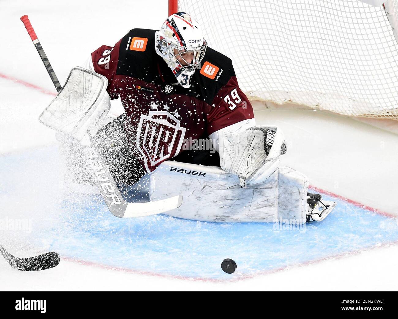 Riga, Lettland. Februar 2021, 25th. Dinamo Rigas Torhüter Janis Voris versucht beim Eishockey-Spiel der Kontinental Hockey League (KHL) 2020-2021 zwischen Dinamo Riga und Dinamo Minsk in Riga, Lettland, am 25. Februar 2021, einen Spar zu machen. Kredit: Edijs Palens/Xinhua/Alamy Live Nachrichten Stockfoto