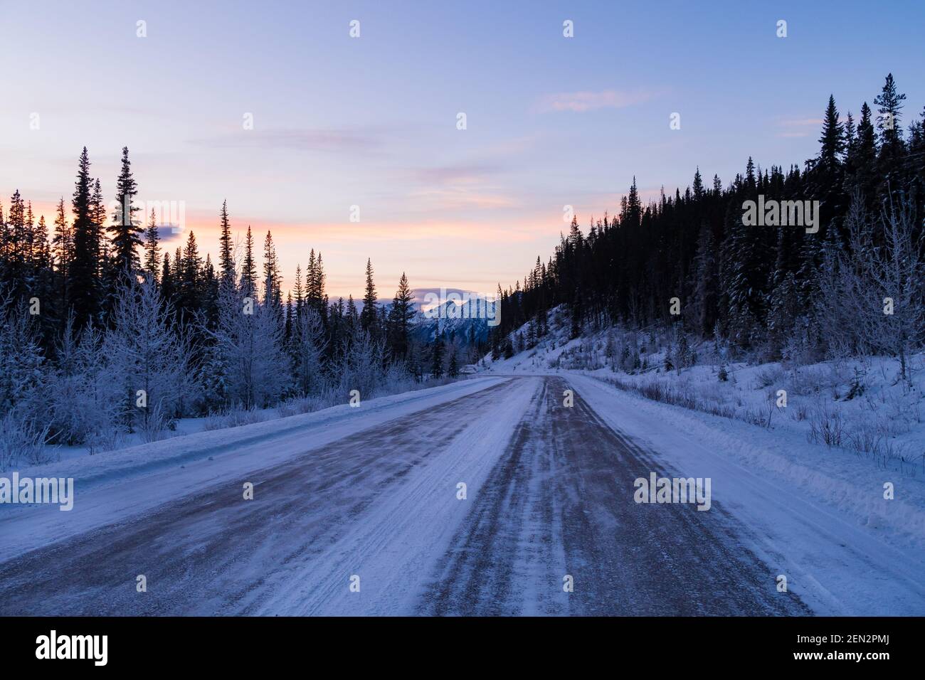 Wunderschöne verschneite Straße im Jasper National Park, Kanada Stockfoto