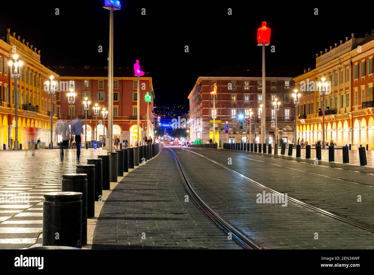 Nachtansicht auf den Place Charles de Gaule und die Hügel vom Place Massena in Nizza, Frankreich, an der französischen Riviera. Stockfoto