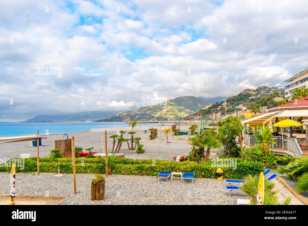 Morgen entlang der Küste der ligurischen italienischen Riviera mit Blick auf Frankreich in der Stadt Ventimiglia, Italien und das Mittelmeer. Stockfoto