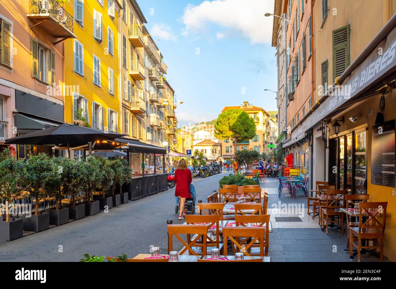 Cafés und Geschäfte füllen den überfüllten historischen Zentrum der Altstadt von Nizza an der französischen Riviera in Nizza, Frankreich. Stockfoto