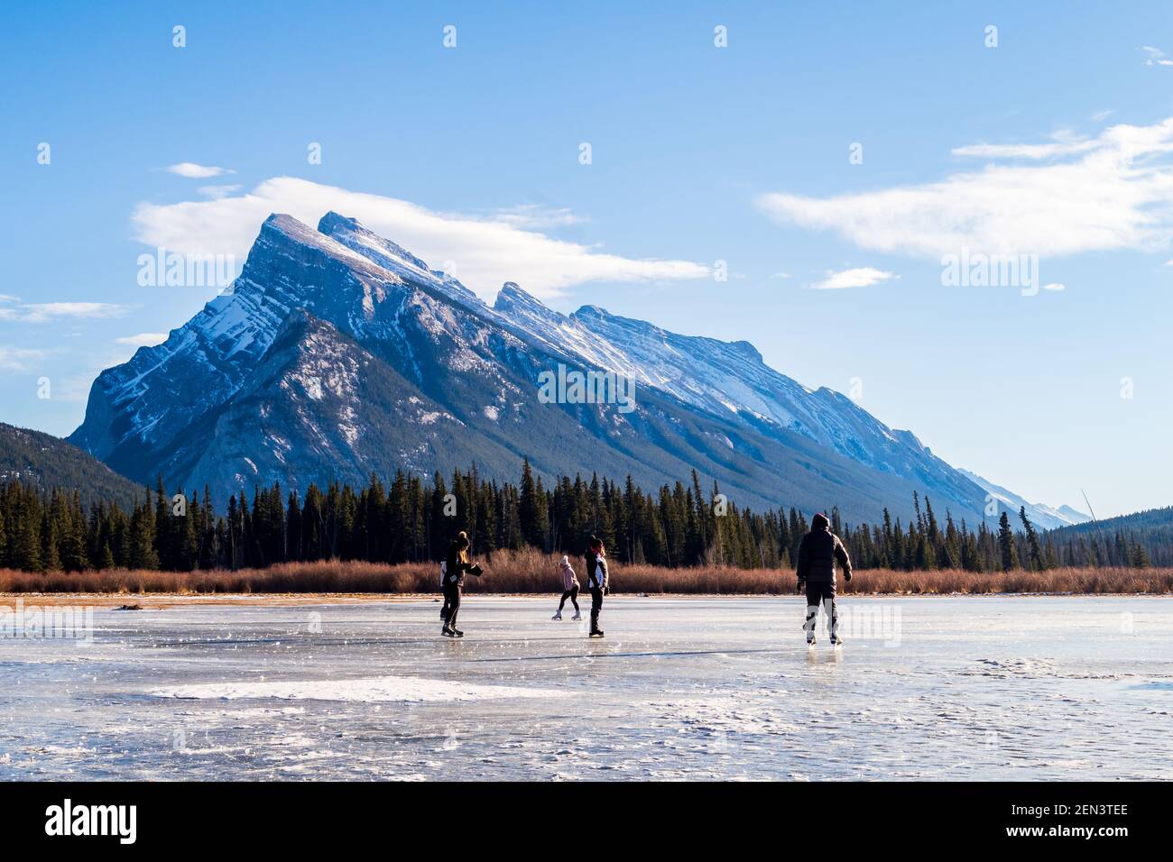 Banff, Kanada - dezember 2020 : wunderschöne Aussicht auf die Vermilion Seen im Winter Stockfoto