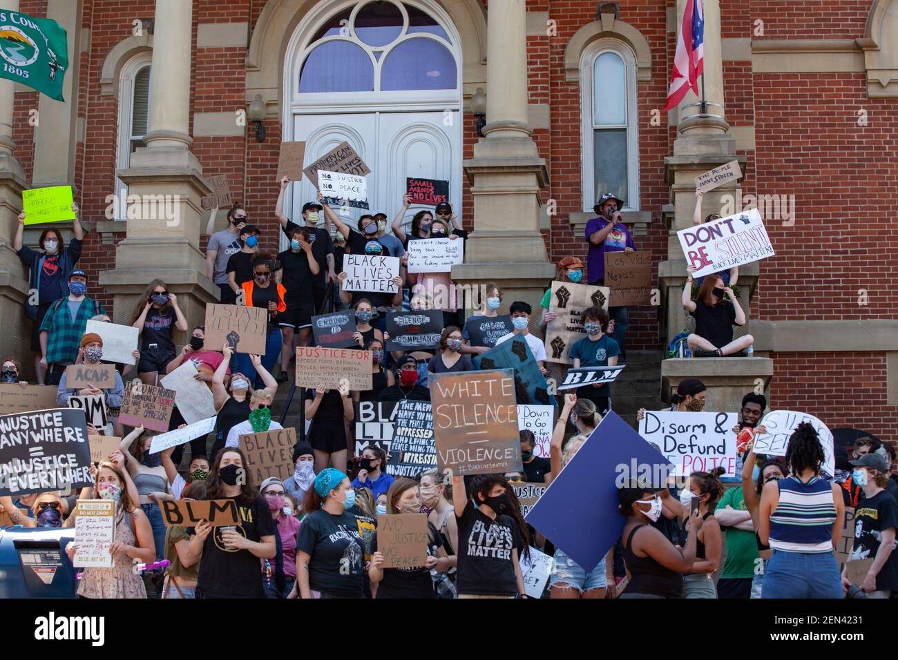 Athen, Ohio, USA. September 2020, 27th. Während der Demonstration hielten Demonstranten Plakate auf den Stufen zum Gerichtsschreiber des Landkreises Athen.Hunderte von Demonstranten stehen vor dem Gerichtsdirektor des Landkreises Athen, um gegen den Tod von George Floyd durch den Minneapolis-Polizeibeamten Derek Chauvin, Rassismus in Amerika und Polizeibrutalität zu protestieren. Der Protest dauerte ein paar Stunden, beteiligt Referenten und beinhaltete einen marsch nach Süden auf Court Street, auf College Green, durch die Klasse Gateway, Norden auf N College St. und Westen auf E Washington St. (Foto: © Stephen Zenner/SOPA Bilder über ZUMA WI Stockfoto