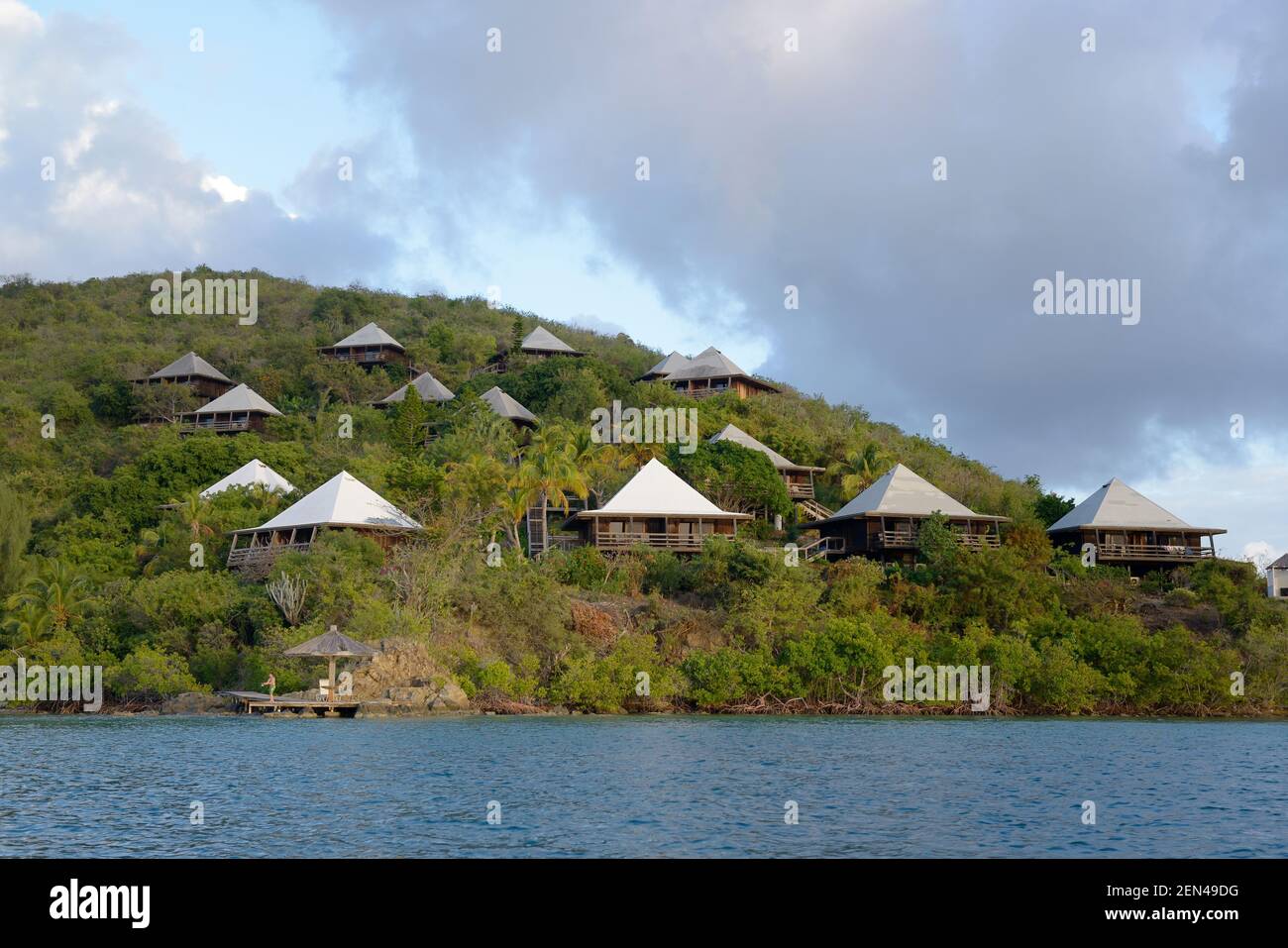 Meeresblick auf die North Sound Bungalows im Bitter End Yacht Club, Gorda Sound, Virgin Gorda, Britische Jungferninseln Stockfoto