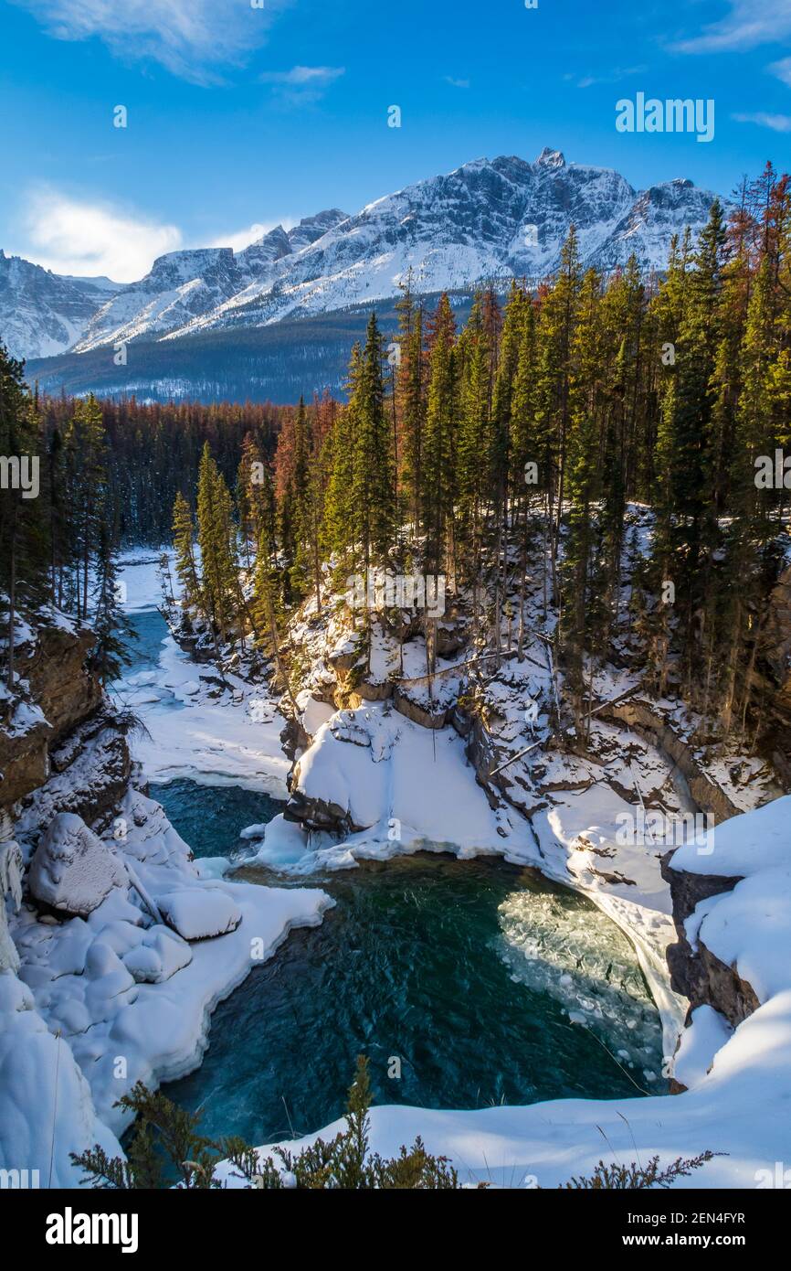 Schöne Aussicht auf Sunwapta Lower Falls im Jasper Nationalpark, Kanada Stockfoto