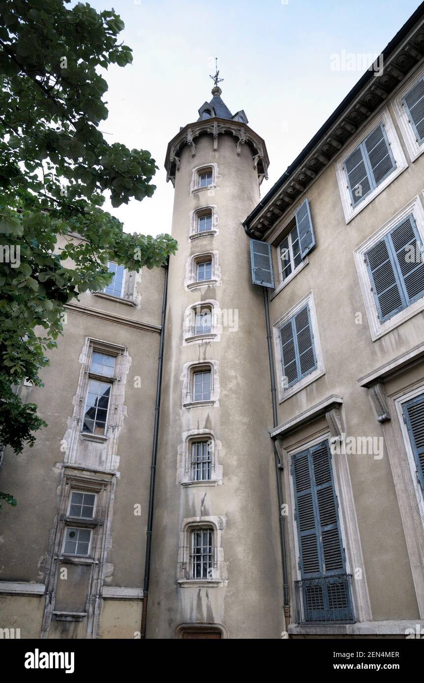Altes Gebäude mit rundem Turm in der Nähe von Pont Bonaparte Stockfoto