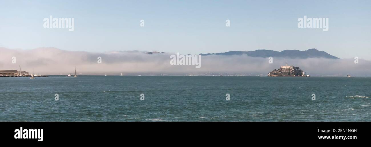 Alcatraz Island und Nebel in San Francisco Bay, Kalifornien, USA Stockfoto