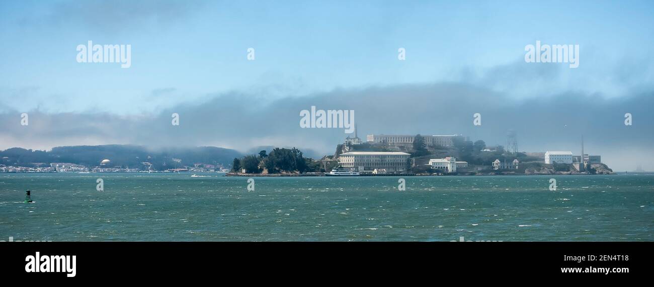 Alcatraz Island und Nebel in San Francisco Bay, Kalifornien, USA Stockfoto