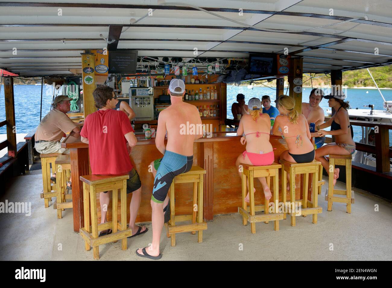 Gäste, die Getränke in der William Thornton Floating Bar & Restaurant, The Bight, Norman Island, British Virgin Islands Stockfoto