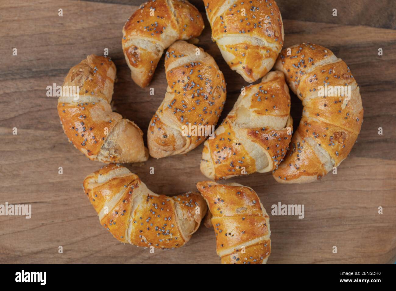 Kleine Croissant-Kekse auf einem Holzbrett Stockfoto