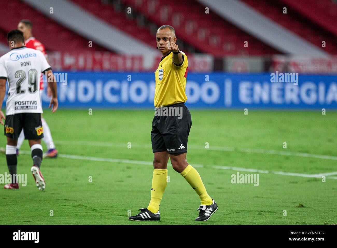 Porto Alegre, Rio Grande do Sul, Brasilien. Februar 2021, 25th. Porto Alegre (RS), 25/02/2020 Ã¢â‚¬' FUTEBOL/CAMPEONATO BRASILEIRO/INTERNACIONAL/CORINTHIANS - Wilton Pereira Sampaio durante partida entre Internacional e Corinthians valida pela 38Ã‚Âª do Campeonato Brasileiro 2020, no estadio Beira Rio, em Porto Alegre, na noite desta quinta-feira Kredit: Fernando Alves/TheNEWS2/ZUMA Wire/Alamy Live News Stockfoto