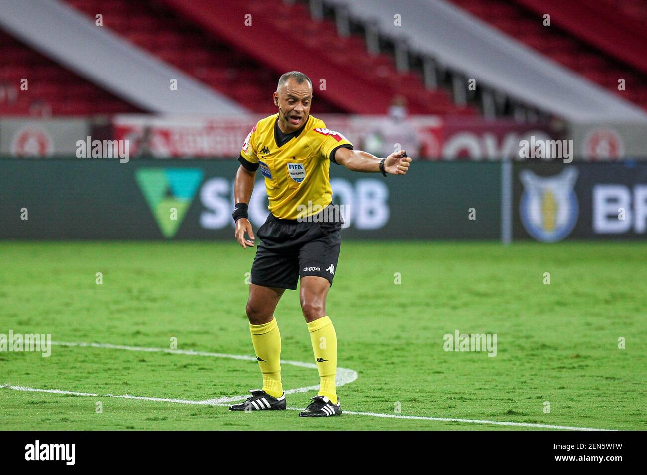 Porto Alegre, Rio Grande do Sul, Brasilien. Februar 2021, 25th. Porto Alegre (RS), 25/02/2020 Ã¢â‚¬' FUTEBOL/CAMPEONATO BRASILEIRO/INTERNACIONAL/CORINTHIANS - O arbitro Wilson Pereira Sampaio durante partida entre Internacional e Corinthians valida pela 38Ã‚Âª do Campeonato Brasileiro 2020, no estadio Beira Rio, em Porto Alegre, na noite desta quinta-feira Kredit: Fernando Alves/TheNEWS2/ZUMA Wire/Alamy Live News Stockfoto