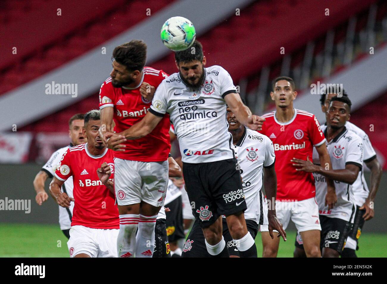 Porto Alegre, Rio Grande do Sul, Brasilien. Februar 2021, 25th. PORTO ALEGRE, RS, 25.02.2020 - INTERNACIONAL X CORINTHIANS - Jogadores disputam o lance durante partida entre Internacional e Corinthians, pela 38Ã‚Âª rodada do Campeonato Brasileiro 2020, no estadio Beira Rio, em Porto Alegre, na noite desta quinta-feira Credit: Fernando Alves/TheNEWS2/ZUMA Wire/Alamy Live News Stockfoto