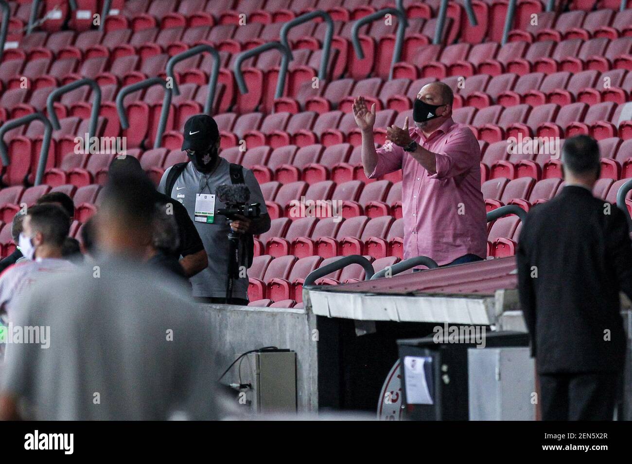 Porto Alegre, Rio Grande do Sul, Brasilien. Februar 2021, 25th. Porto Alegre (RS), 25/02/2020 Ã¢â‚¬' FUTEBOL/CAMPEONATO BRASILEIRO/INTERNACIONAL/CORINTHIANS - Alessandro Barcellos presidente do Internacional, reclama durante partida contra o Corinthians, valida pela 38Ã‚Âª do Campeonato Brasileiro 2020, no estadio Beira Rio, em Porto Alegre, na noite desta quinta-feira Quelle: Fernando Alves/TheNEWS2/ZUMA Wire/Alamy Live News Stockfoto