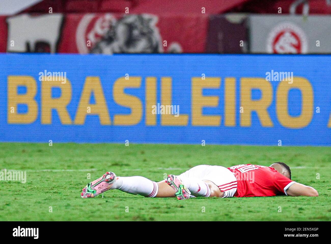 Porto Alegre, Rio Grande do Sul, Brasilien. Februar 2021, 25th. PORTO ALEGRE, RS, 25.02.2020 - INTERNACIONAL X CORINTHIANS - Jogador Peglow do Internacional, lamenta a derrota apos partida contra o Corinthians, no Campeonato Brasileiro 2020, no estadio Beira Rio, em Porto Alegre, na noite desta quinta-feira Credit: Fernando Alves/TheNEWS2/ZUMA Wire/Alamy Live News Stockfoto