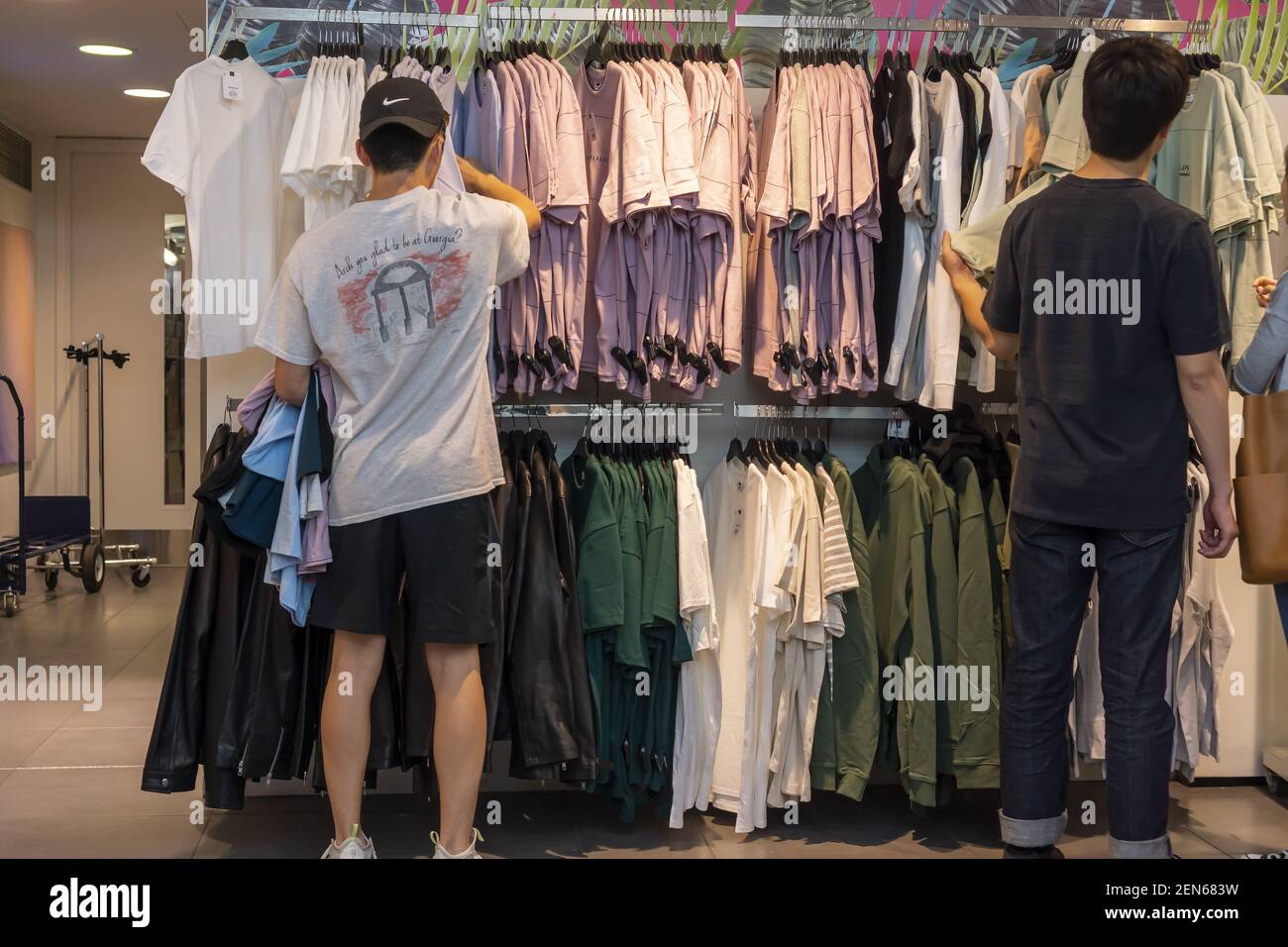 Am Samstag, den 15. Juni 2019, stöbern Einkäufer im Topshop/Topman-Store in  Soho in New York. Die Arcadia-Gruppe, der Eigentümer der Topshop-Kette,  kündigte an, dass sie in den USA den Konkursschutz Chapter 15