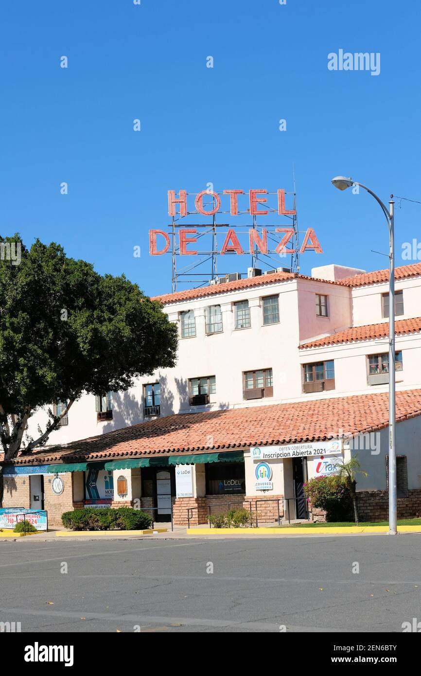 Schild über dem ehemaligen De Anza Hotel in Calexico, Kalifornien; das Hotel wurde in einkommensschwache Wohnungen für ältere Menschen umgewandelt. Stockfoto