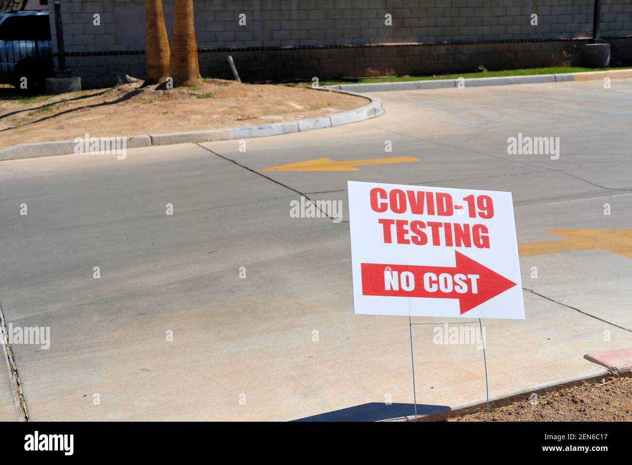 Tragbare und Einweg-Hof-Schild in der Nähe einer Straße und Parkplatz kündigt kostenlos Covid-19 Prüfung, Calexico, Kalifornien, USA. Stockfoto