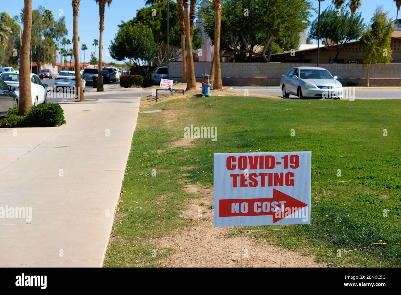Tragbare und Einweg-Hof-Schild in der Nähe einer Straße und Parkplatz kündigt kostenlos Covid-19 Prüfung, Calexico, Kalifornien, USA. Stockfoto