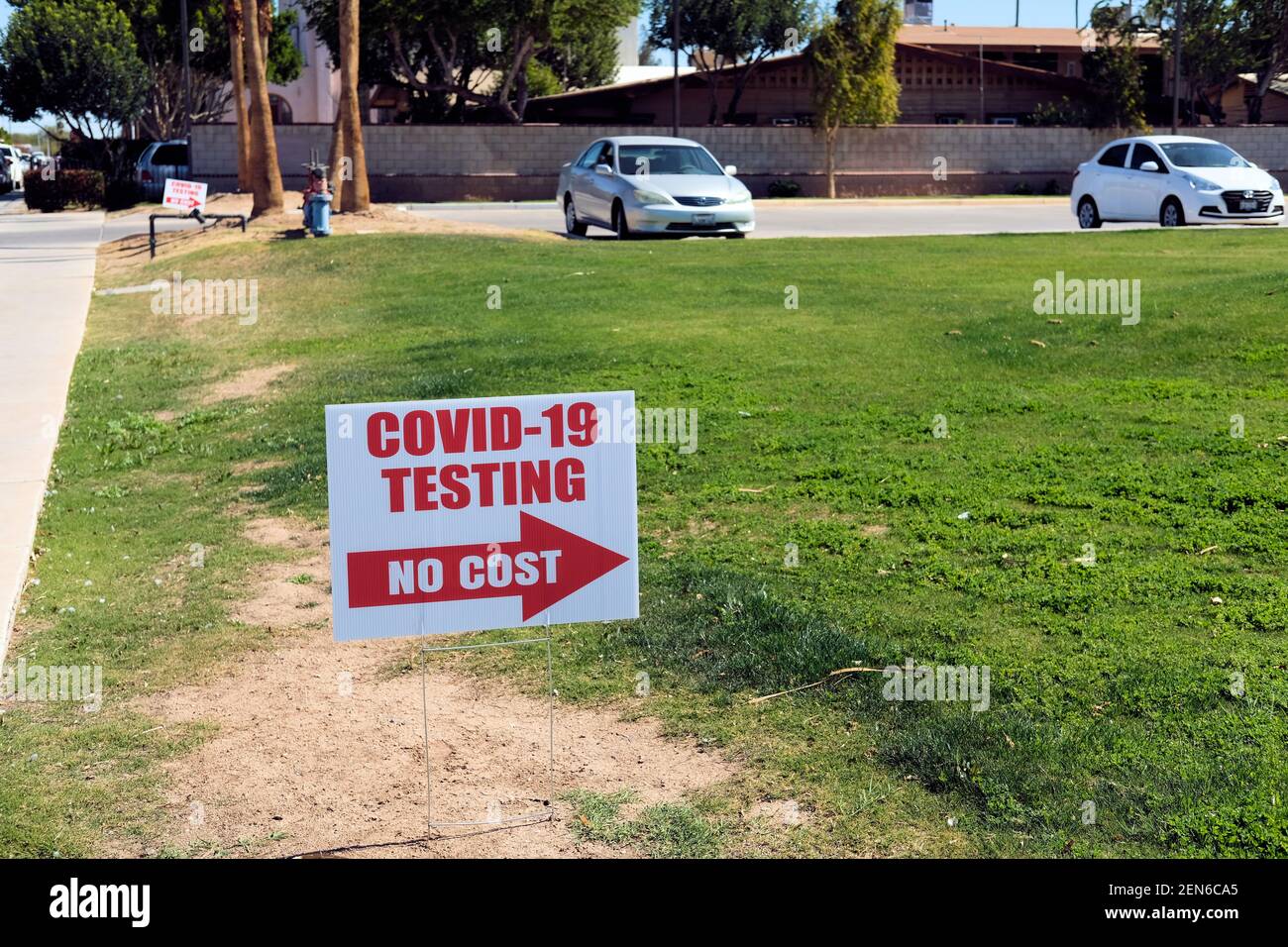 Tragbare und Einweg-Hof-Schild in der Nähe einer Straße und Parkplatz kündigt kostenlos Covid-19 Prüfung, Calexico, Kalifornien, USA. Stockfoto