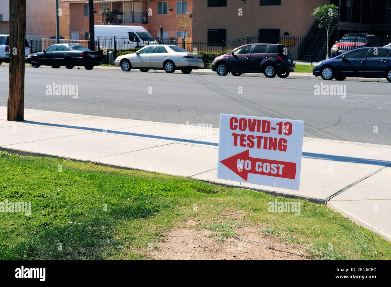 Tragbare und Einweg-Hof-Schild in der Nähe einer Straße und Parkplatz kündigt kostenlos Covid-19 Prüfung, Calexico, Kalifornien, USA. Stockfoto