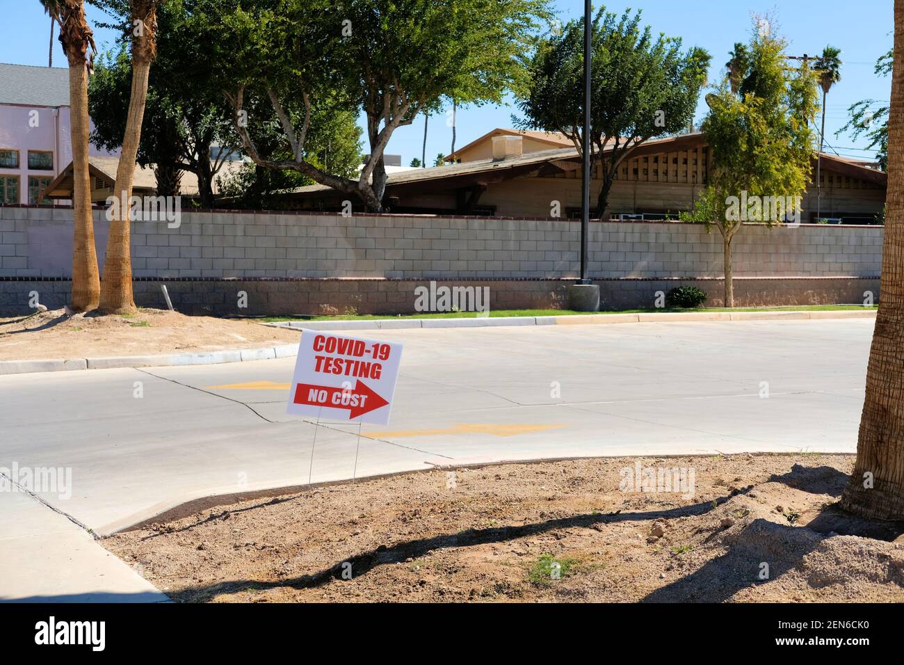 Tragbare und Einweg-Hof-Schild in der Nähe einer Straße und Parkplatz kündigt kostenlos Covid-19 Prüfung, Calexico, Kalifornien, USA. Stockfoto