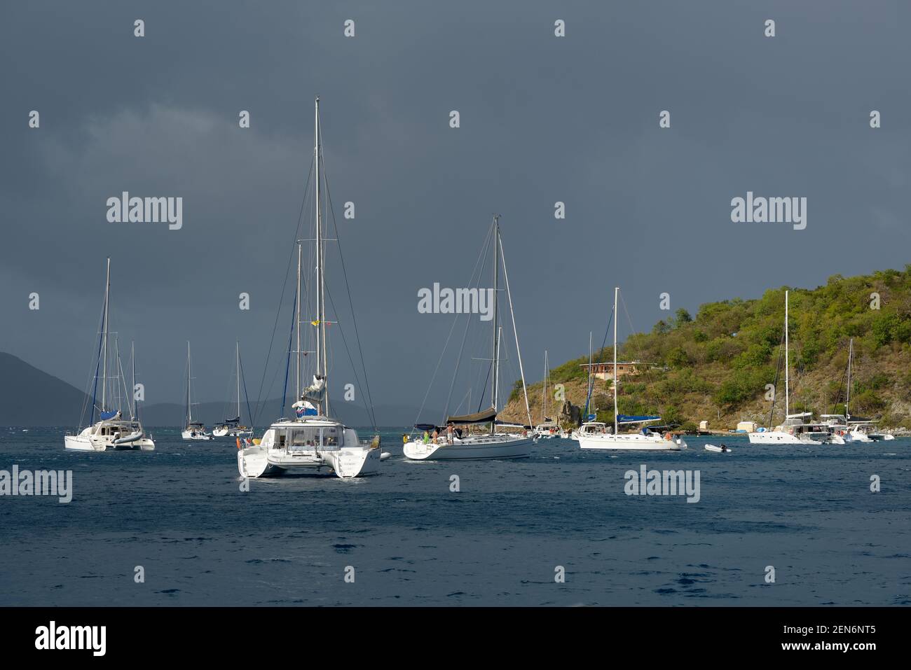 Boote vor Anker in Manchioneel Bay, Cooper Island, Britische Jungferninseln Stockfoto
