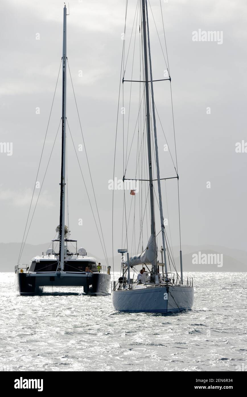 Segelboot und Katamaran vor Anker in Manchioneel Bay, Cooper Island, Britische Jungferninseln Stockfoto
