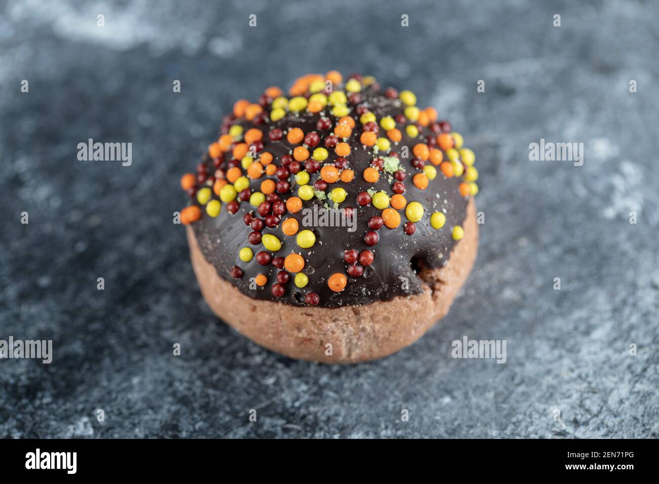 Schwarzer Keks mit Bonbons auf Marmorhintergrund Stockfoto