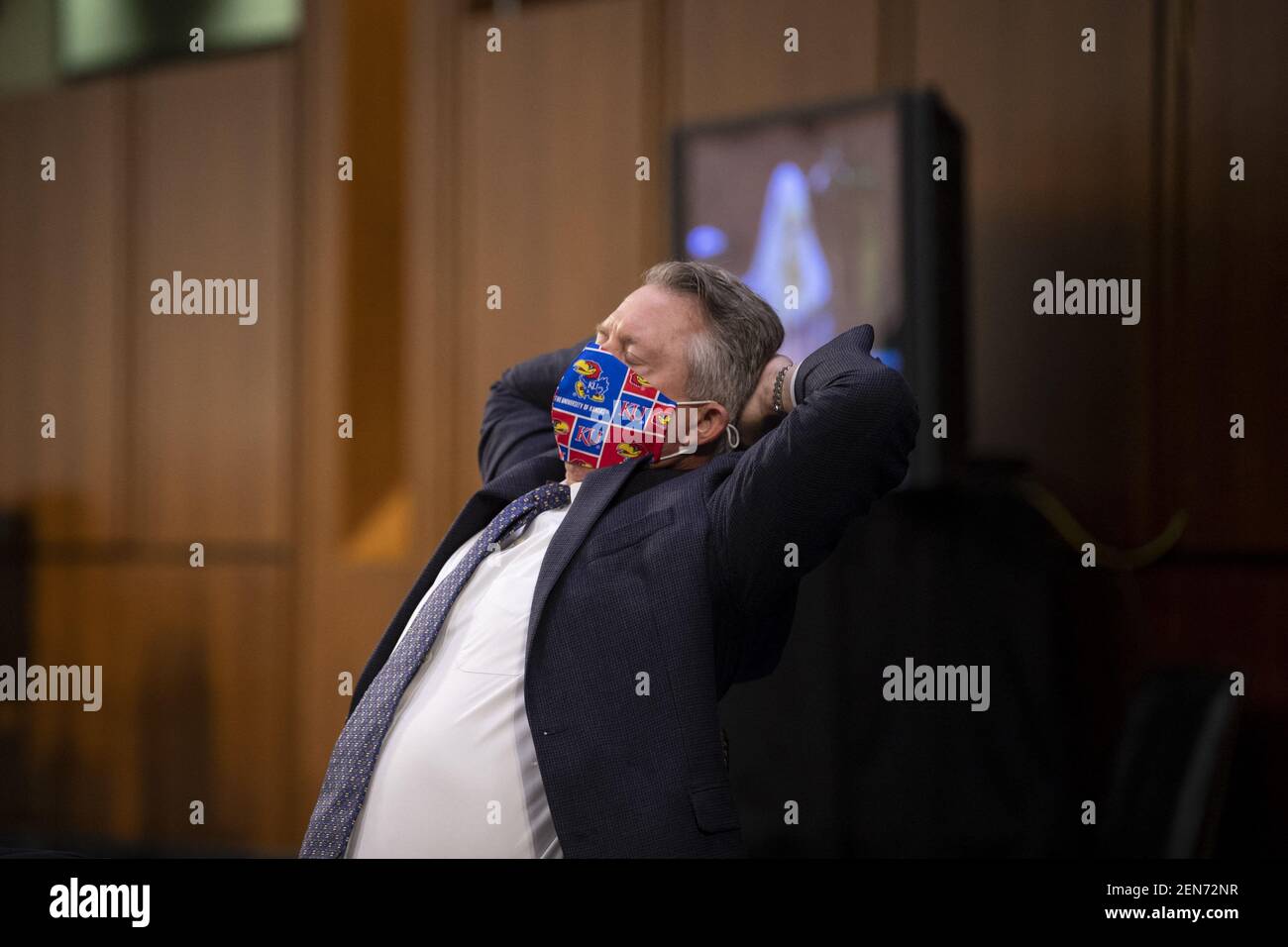 Washington Usa Februar 21 25th Usa Februar 25 Sen Roger Marshall R Kan Dehnt Sich Wahrend Der Bestatigungsverhorungen Von Vivek Murthy Nominee Fur Us Chirurg General Und Rachel Levine Nominee Fur Assistant Secretary Washington Usa Februar 21 25th Usa Februar 25 Sen Roger Marshall R Kan Dehnt Sich Wahrend Der Bestatigungsverhorungen Von Vivek Murthy Nominee Fur Us Chirurg General Und Rachel Levine Nominee Fur Assistant Secretary