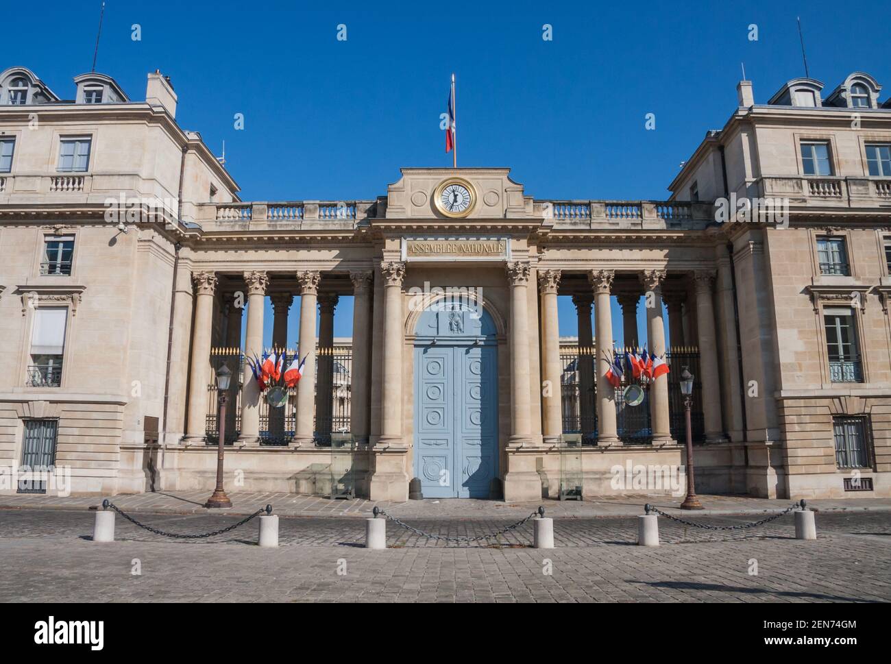 Palais Bourbon (Bourbon Palast) oder Französische Nationalversammlung Hintereingang an der Universität Straße in Paris, Frankreich Stockfoto