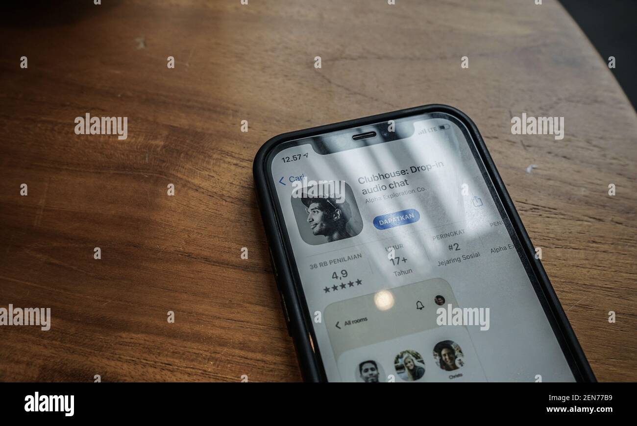 Makassar, Süd-Sulawesi, Indonesien. Februar 2021, 26th. Die Clubhouse-Anwendung auf dem iPhone mobile als Einladung nur Audio-Chat Social Networking-Anwendung, die im Jahr 2020 gestartet wurde. In naher Zukunft wird diese Anwendung auf android-Handys vorhanden sein. Quelle: Herwin Bahar/ZUMA Wire/Alamy Live News Stockfoto