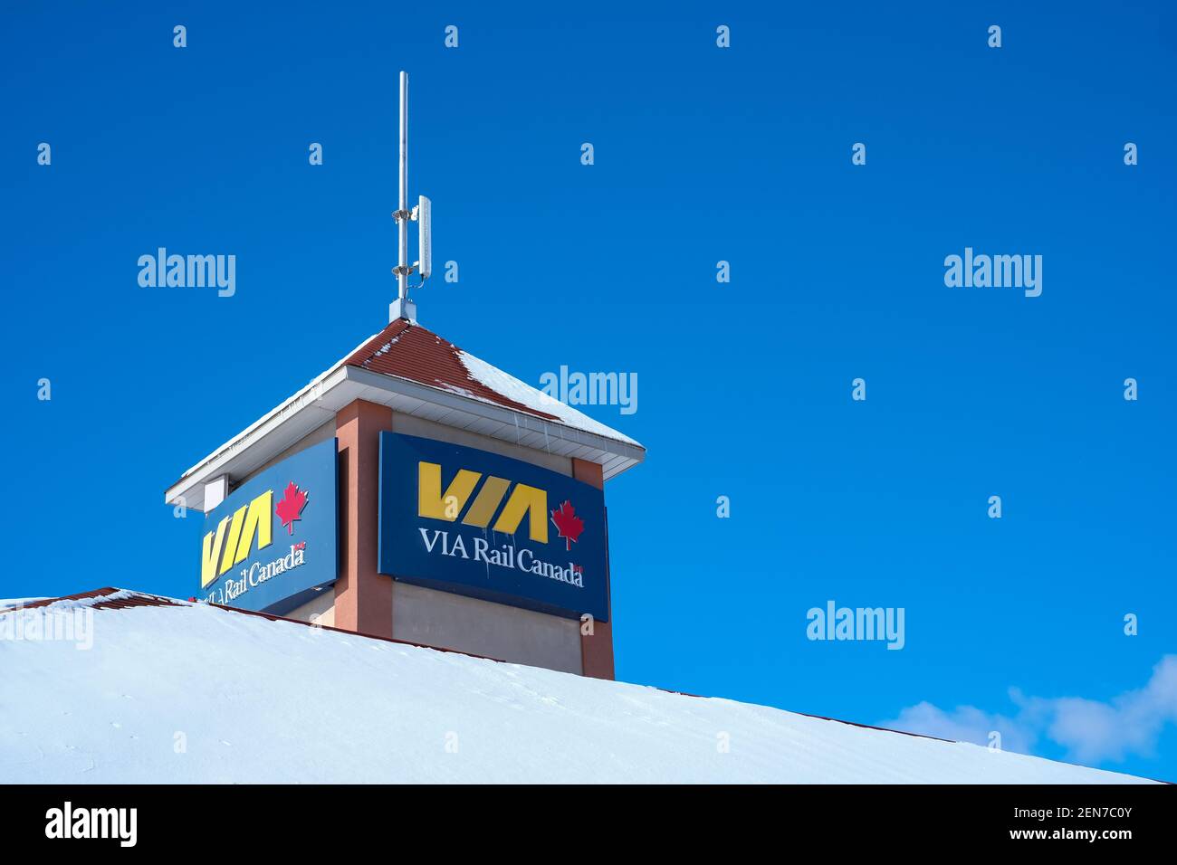 Ottawa, Ontario, Kanada - 25. Februar 2021: Schilder für die Fallowfield VIA Rail Canada Station in Ottawa's Barrhaven Gemeinde. Stockfoto