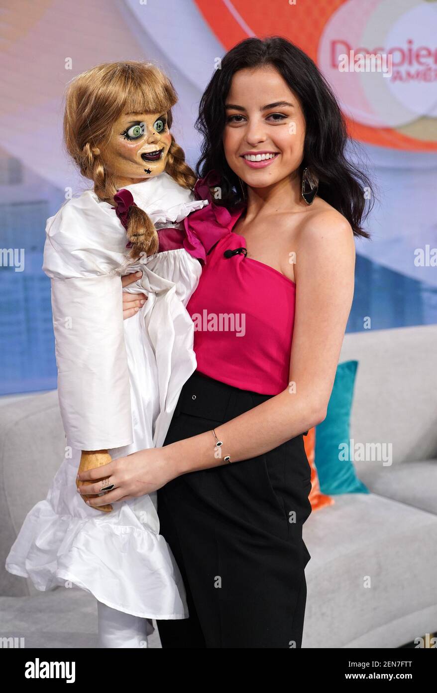 Miami Fl Jun 25 Annabelle Die Bose Puppe Und Schauspielerin Katie Sarife Werden Wahrend Der Despiertra America Morning Show Gesehen Um Den Film Annabelle Comes Home Am 25 Juni 2019 In