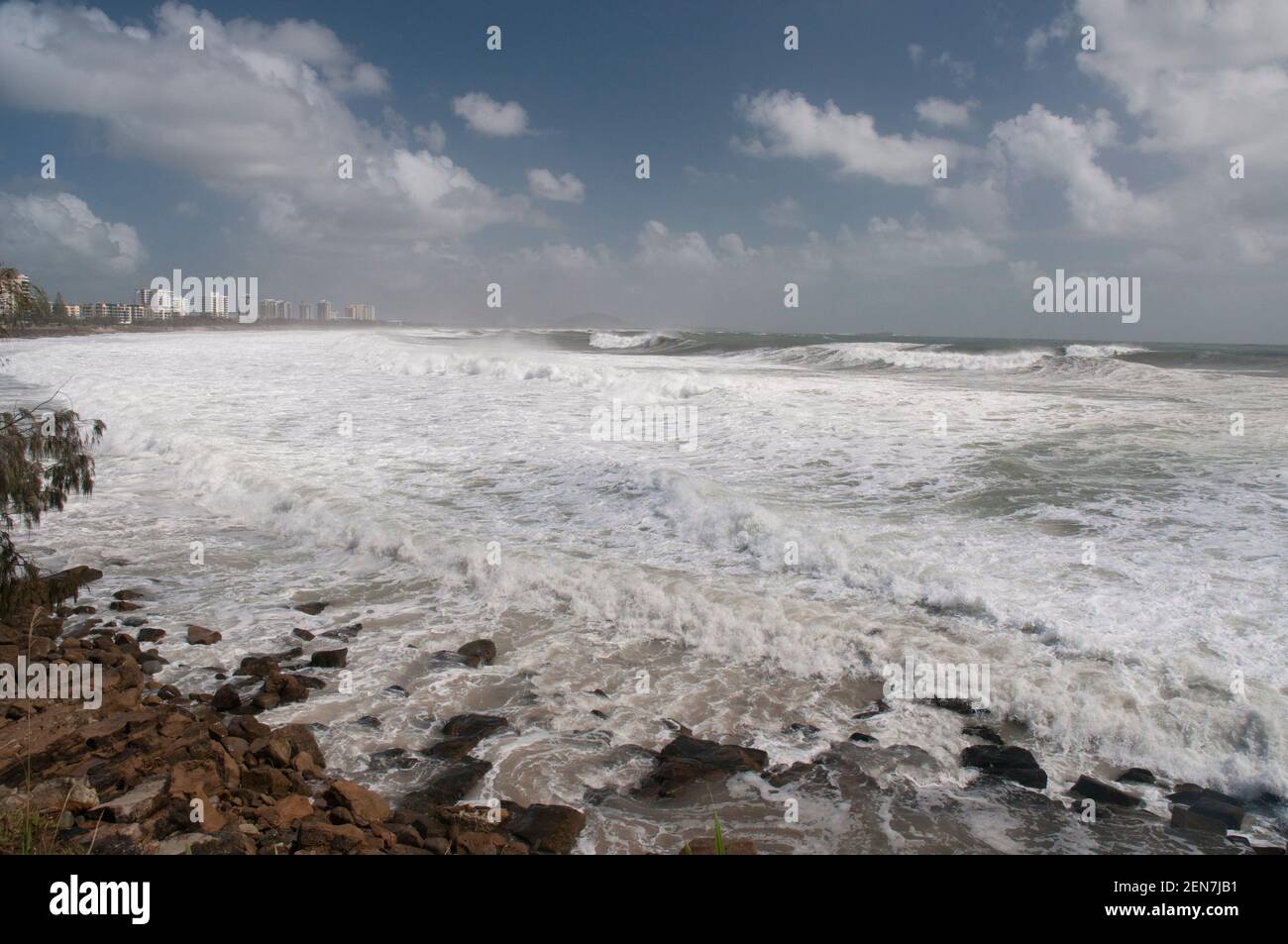 Starke Surfbedingungen auf Alexandra Headland an der Sunshine Coast von Queensland, die sich aus den Gezeiten und den Folgen eines Wirbelsturms vor der Küste ergeben. Stockfoto