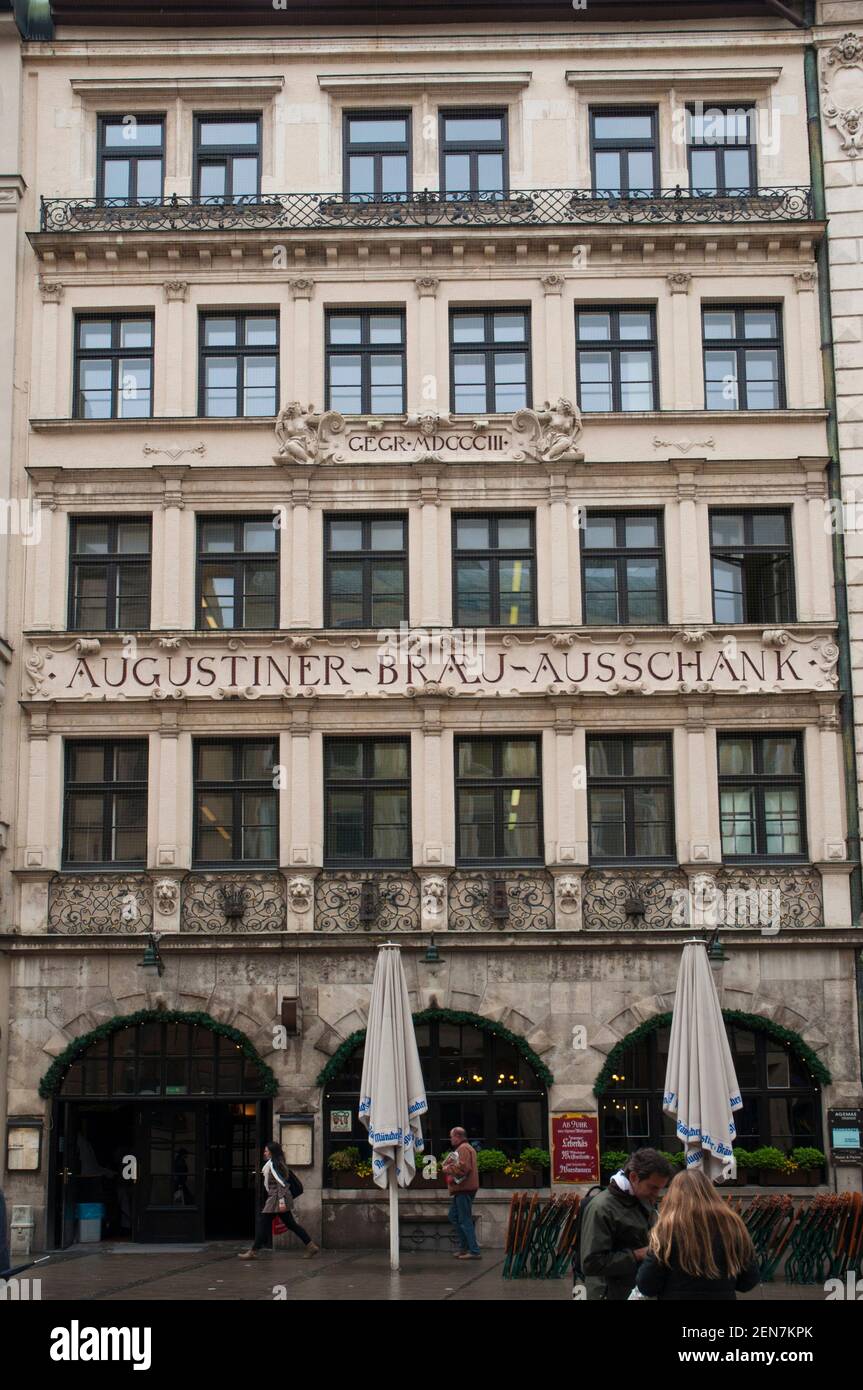 Originalgebäude der Augustiner Restaurant- und Bierhalle in der Neuhausserstraße, München Stockfoto