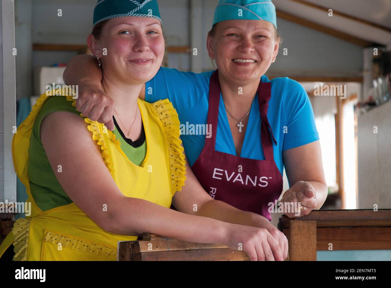 Mutter und Tochter kochen im abgelegenen Zhupanova River Lachsanglerkamp, Kamtschatka, Russisch Ferner Osten Stockfoto